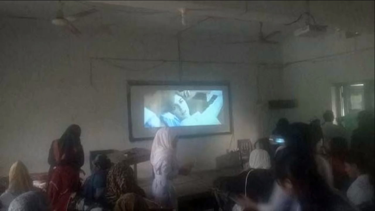 নারায়নগঞ্জে ক্লাসরুমে ছাত্রীদের সামনে পর্ন ভিডিও প্রদর্শন। স্কুল কতৃপক্ষের যুক্তি শুনলে হাসি পাবে আপনারও