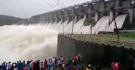 এই হলো বাংলার দুঃখ ফারাক্কা বাধ। দেখুন ভারত কীভাবে এ দিয়ে পানি নিয়ন্ত্রন করে। ভিডিওসহ