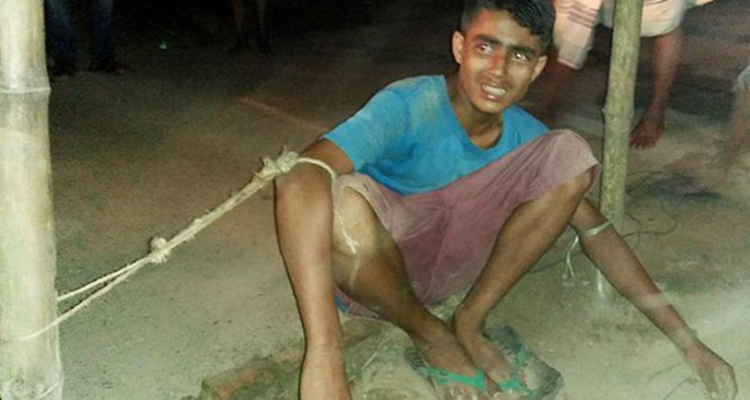 ‘১০ হাজার টাকা দে, নইলে মেরেই ফেলব’