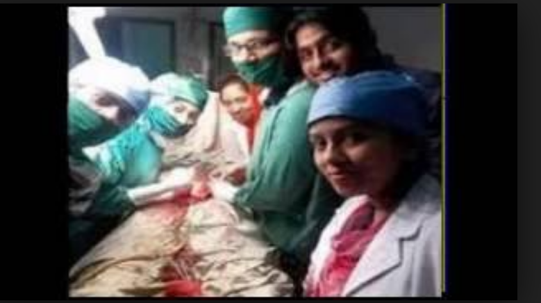 অপারেশনের সময় সেলফিতে ব্যস্ত ডাক্তার, জীবন গেল রোগীর _