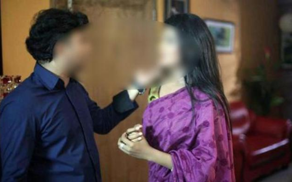 অন্তরঙ্গ মুহূর্তের ছবি তুলতে বাধ্য করে ব্ল্যাকমেইল করে টাকা হাতিয়ে নেয় এই উঠতি মডেল