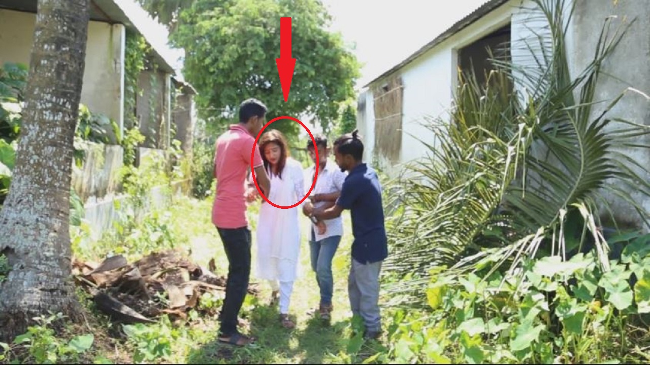 সবাই শেয়ার করুন!প্রেমের ফাঁদে ফেলে বন্ধুরা সবাই মিলে মেয়েটার জীবনটা নষ্ট করে দিলো!!