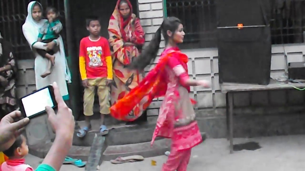 গ্রামের সুন্দরি মেয়ের অসাধারণ নাচ , অনলাইনে ভাইরাল ।