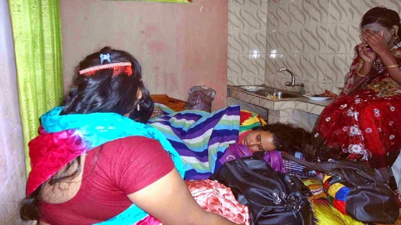 ঢাকার আবাসিক হোটেল থেকে ১১ পতিতাকে (কলেজ ছাত্রী) হাতে নাতে আটক।