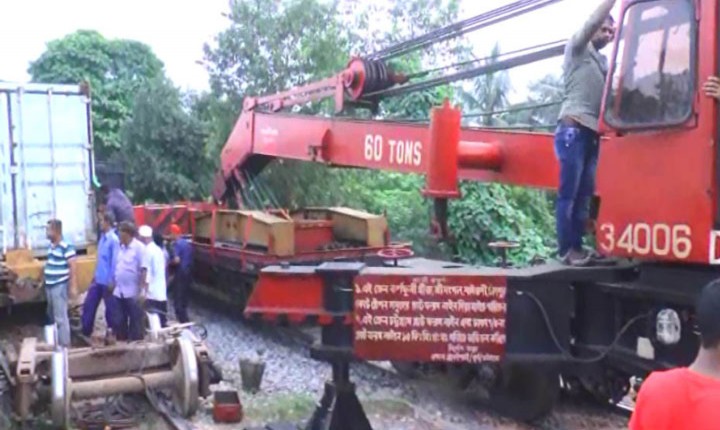 ব্রাহ্মণবাড়িয়ায় লাইনচ্যুত ট্রেনের উদ্ধার কাজ চলছে