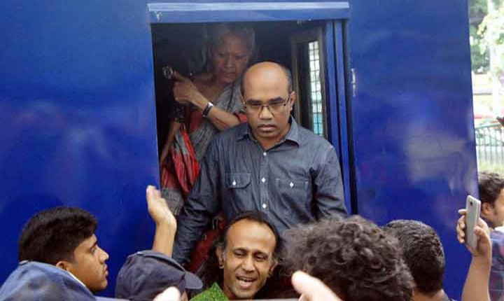 প্রেসক্লাবের সামনে আটক জাবি শিক্ষকসহ অন্যদের ছেড়ে দিয়েছে পুলিশ