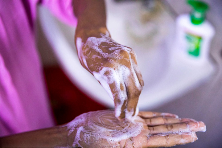 মহামারির এই সময়ে সুস্থভাবে বাঁচতে কী করবেন?