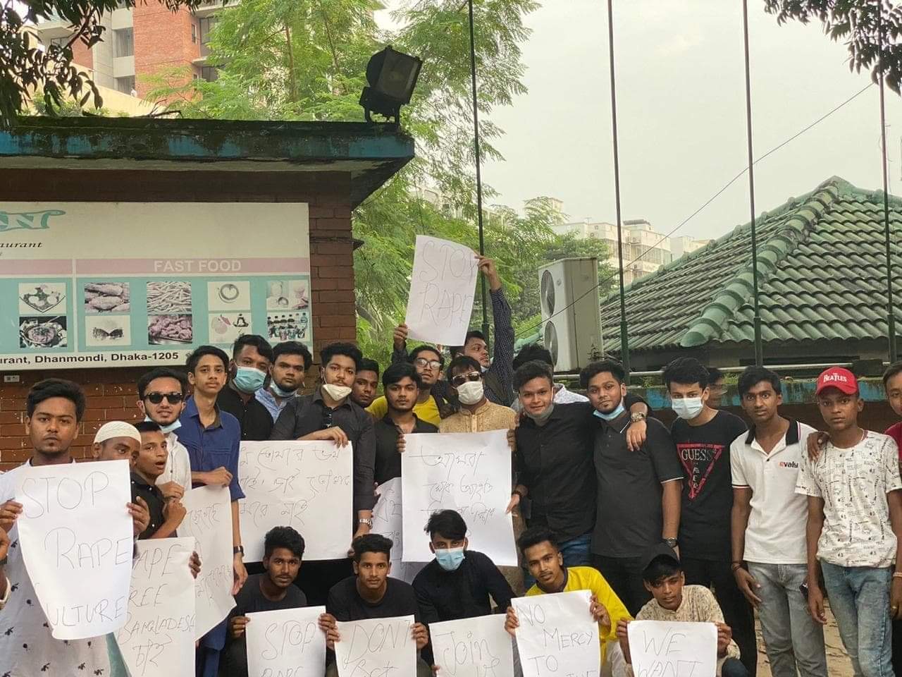 ছাত্রনেতা জিহাদ ইসলামের নেতৃত্তে ধর্ষণ এর বিরোধিতা করে ধানমন্ডিতে বিশাল মানববন্ধন