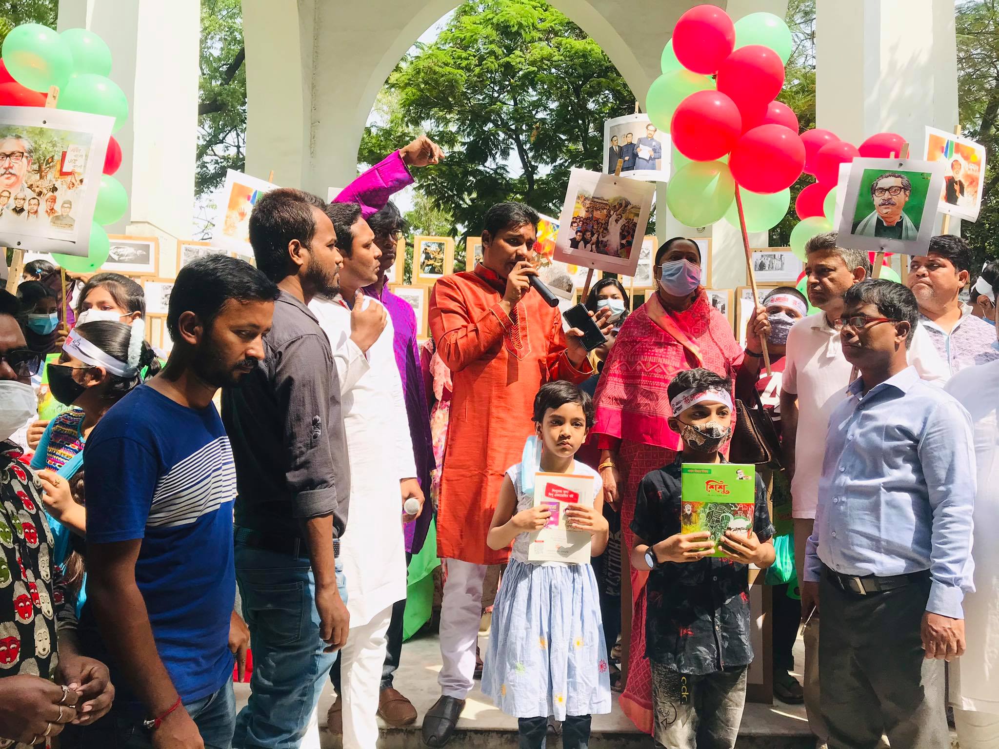 বাহাদুরশাহ পার্কে যুবলীগ দক্ষিণের অন্যরকম আলোকচিত্রে বঙ্গবন্ধু ও মুক্তিযুদ্ধের দেয়াল