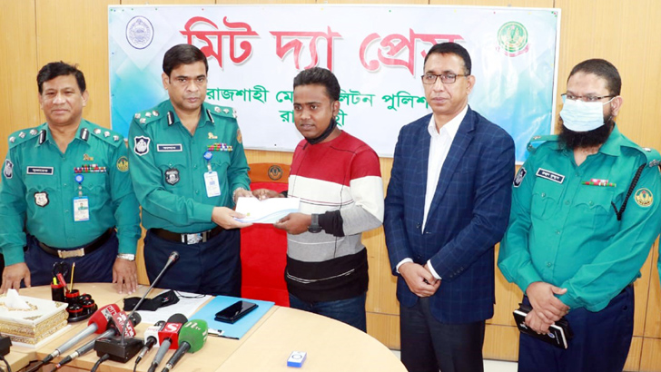 কাঠমিস্ত্রির কাজ করেও ভর্তি পরীক্ষায় প্রথম