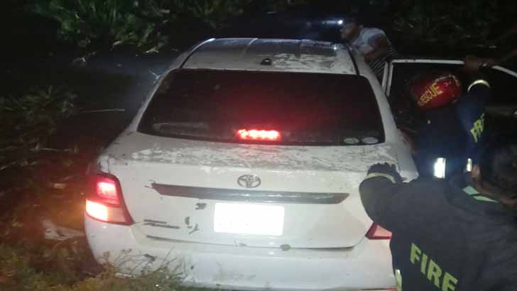 বিয়েবাড়ি থেকে ফেরার পথে প্রাইভেটকার নিয়ন্ত্রণ হারিয়ে পুকুরে, নিহত ৫