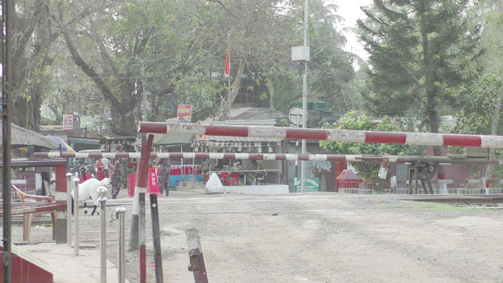 হিলি স্থলবন্দরে আধাবেলা আমদানি-রপ্তানি বন্ধ