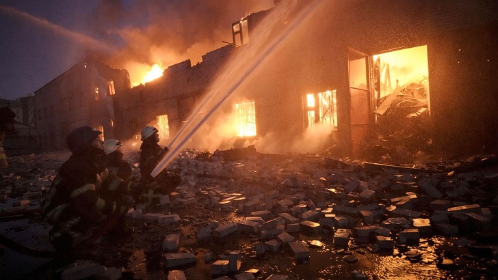 কিয়েভে আগুন নেভানোর সময় ফের রাশিয়ার হামলা, নিহত ২