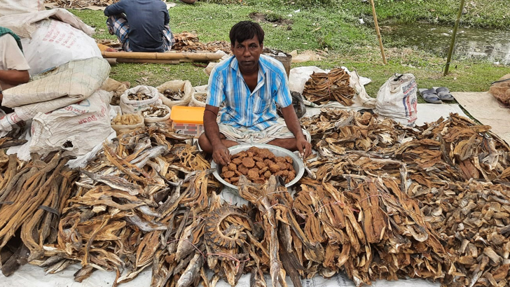 এ যুগেও পণ্য বিনিময়!