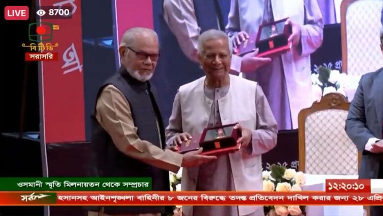 একুশে পদক তুলে দিলেন প্রধান উপদেষ্টা