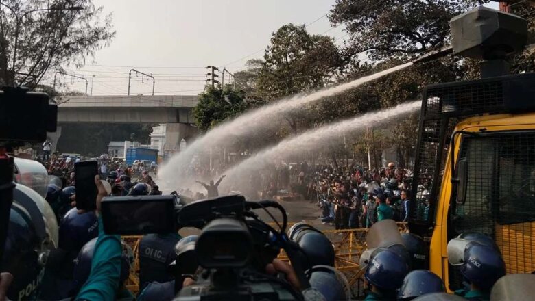 নিয়োগ বাতিল হওয়া শিক্ষকদের অবরোধ, জলকামান দিয়ে সরিয়ে দিল পুলিশ